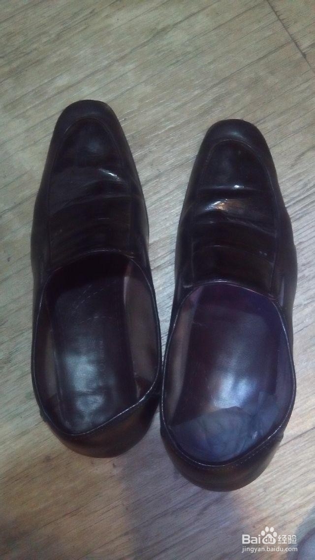 <b>如何把一双一般品质的脏皮鞋擦亮</b>
