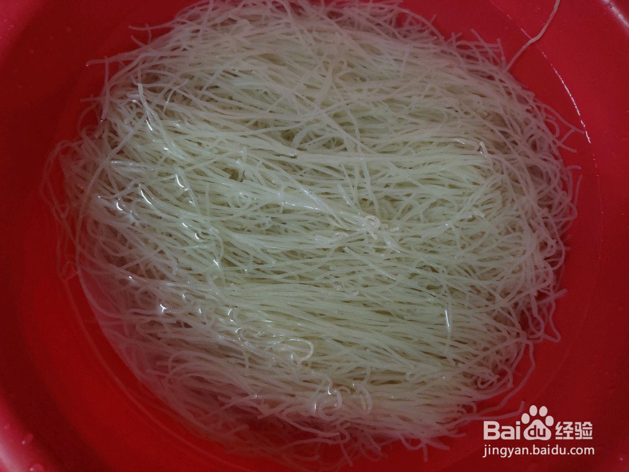 腊肠虾皮炒粉丝的做法