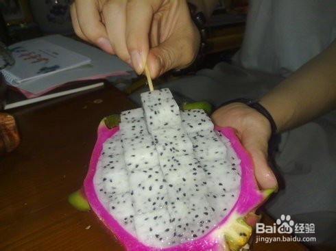 怎么样吃火龙果更方便的小窍门