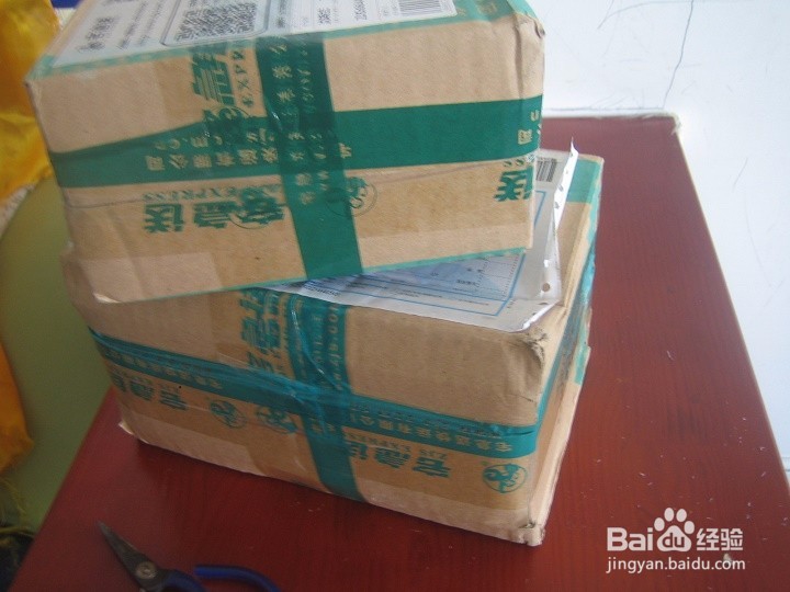 老年人怎样验收快递来的组装玩具熊配件