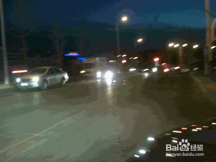 夜里外出的驾驶员要注意安全行驶