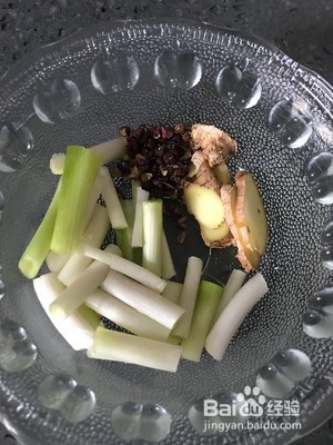 土豆烧肥肠的做法