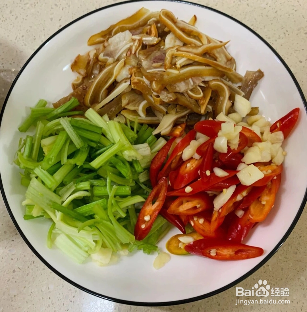 辣椒炒猪耳朵怎么做?