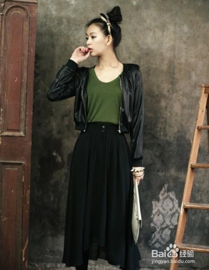 早春皮衣外套 配长裙显高挑