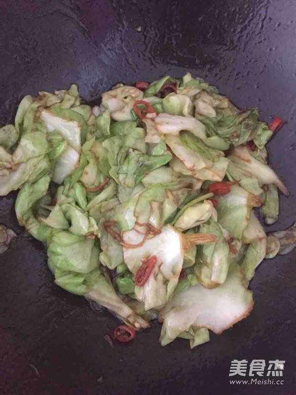 炝炒圆白菜的做法