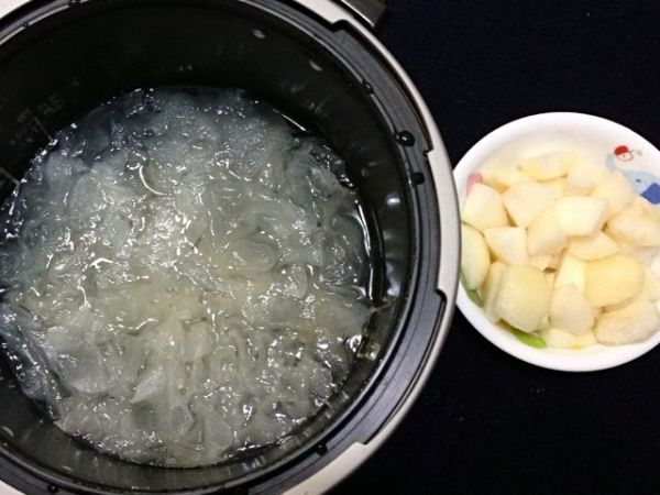 冰糖银耳雪梨羹
