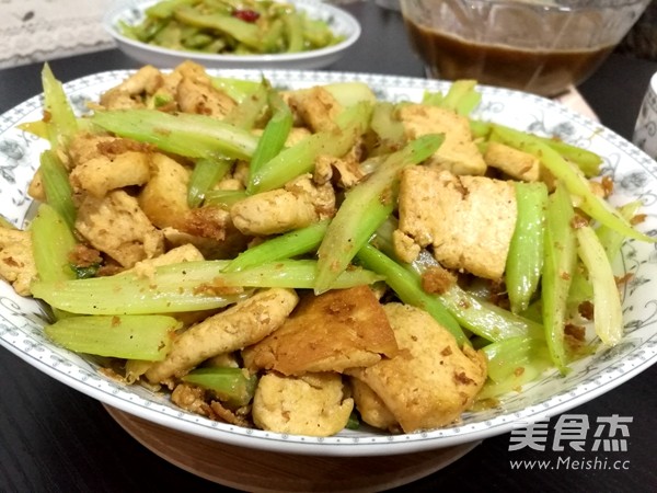 芹菜炒豆腐的做法