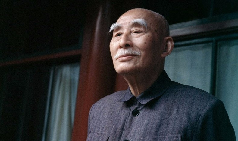 我非常庆幸,自己第一次见到作家,竟是这样一位人品与作品都堪称楷模的大作家。这段句子的“人品