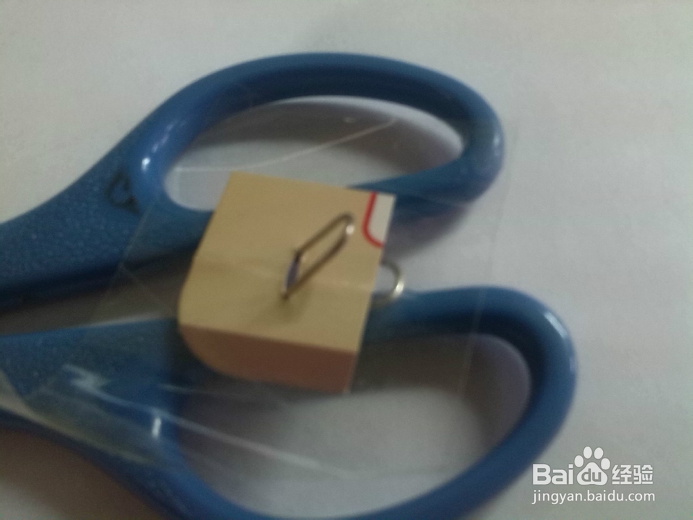 办公室巧用曲别针做简易挂钩