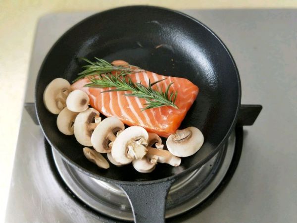 口蘑迷迭香煎三文鱼