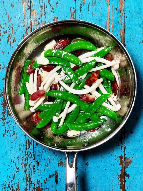 腊肠炒荷兰豆海鲜菇