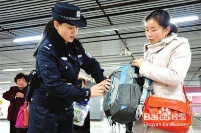 警察能随意查身份证吗？如果没带能拒绝吗？