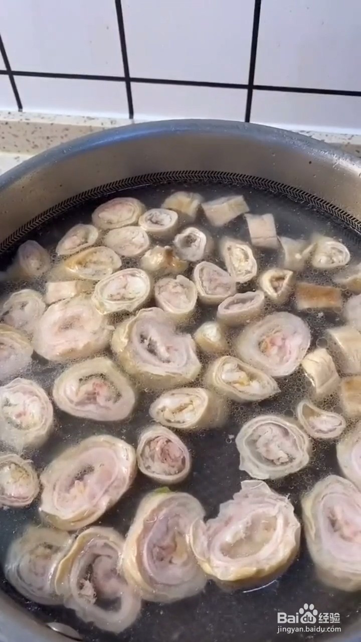 如何制作好吃又下饭的家庭版香辣肥肠