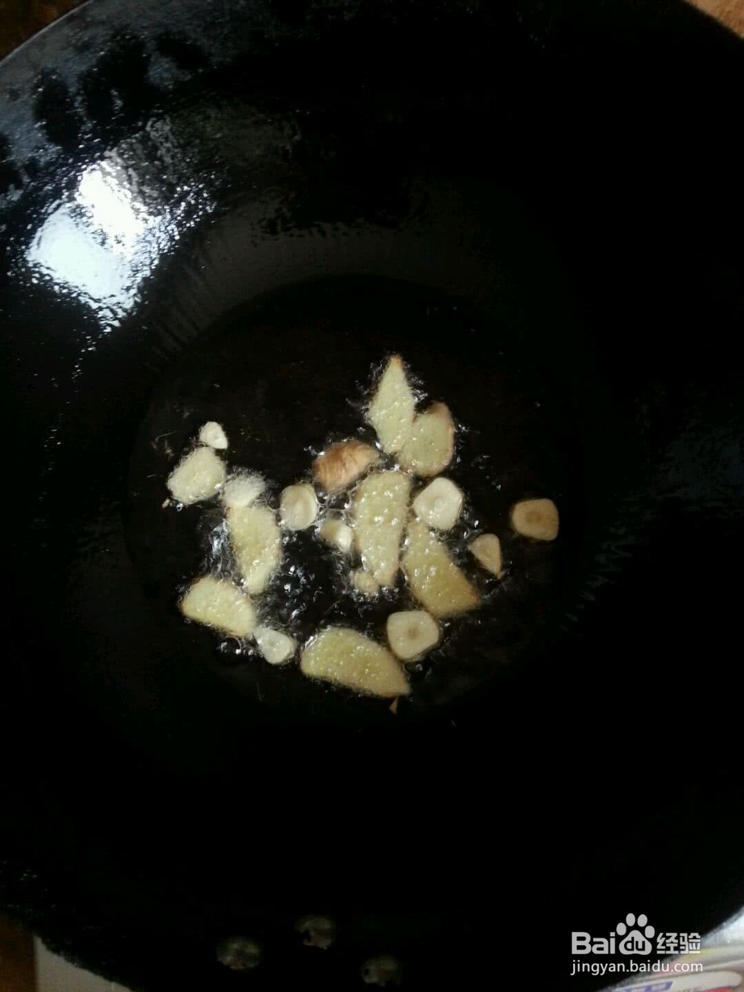 茭白肉片溜香菇的做法