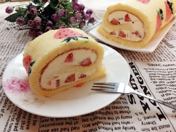 草莓奶油蛋糕卷
