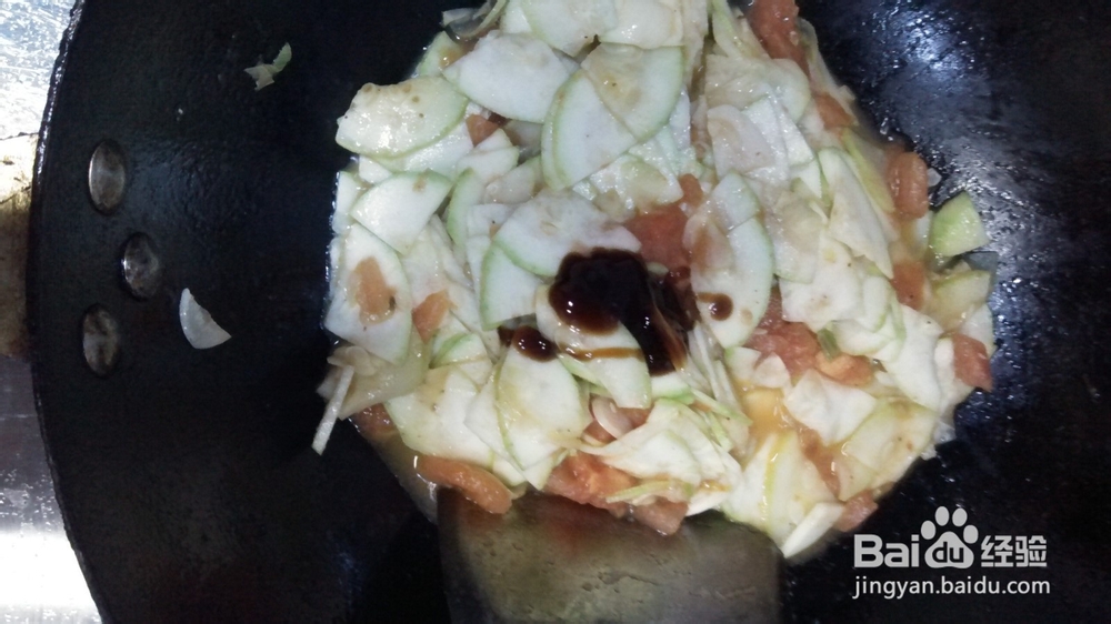 西红柿炒西葫芦,巧剥西红柿皮