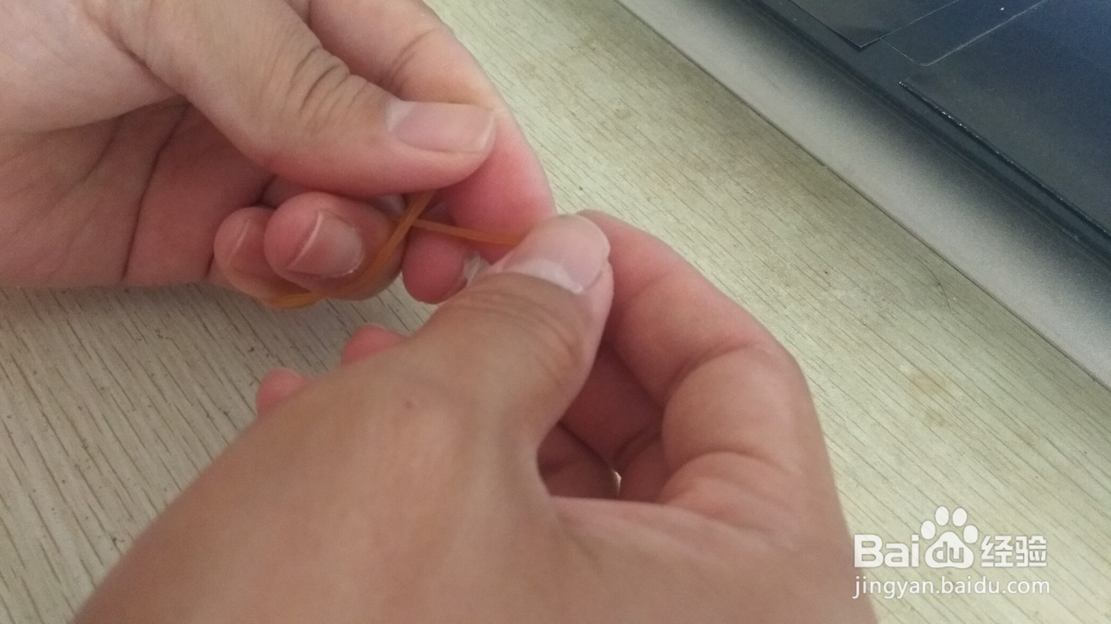 如何用一个橡皮筋和中性笔芯做简易的手机支架