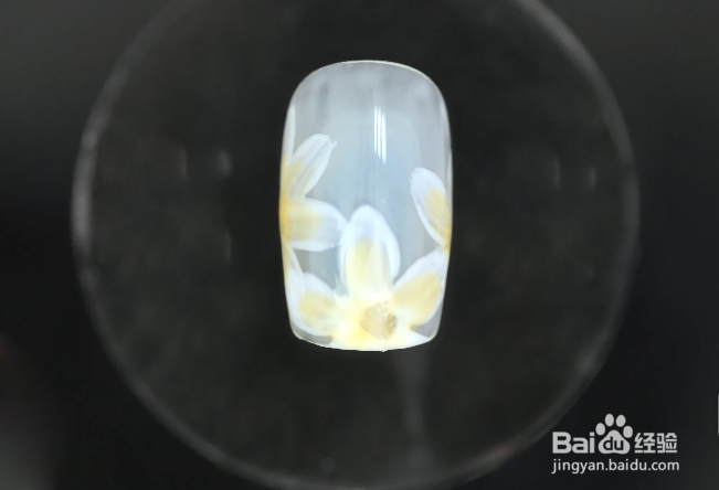 怎样做清新透白的花卉美甲？