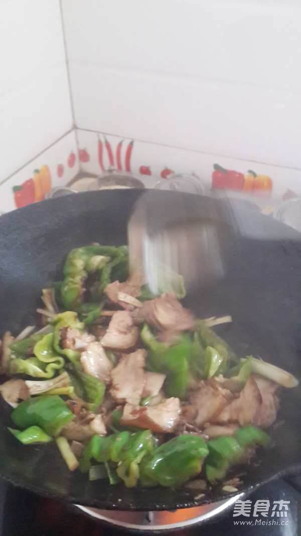 卤猪肘炒青椒