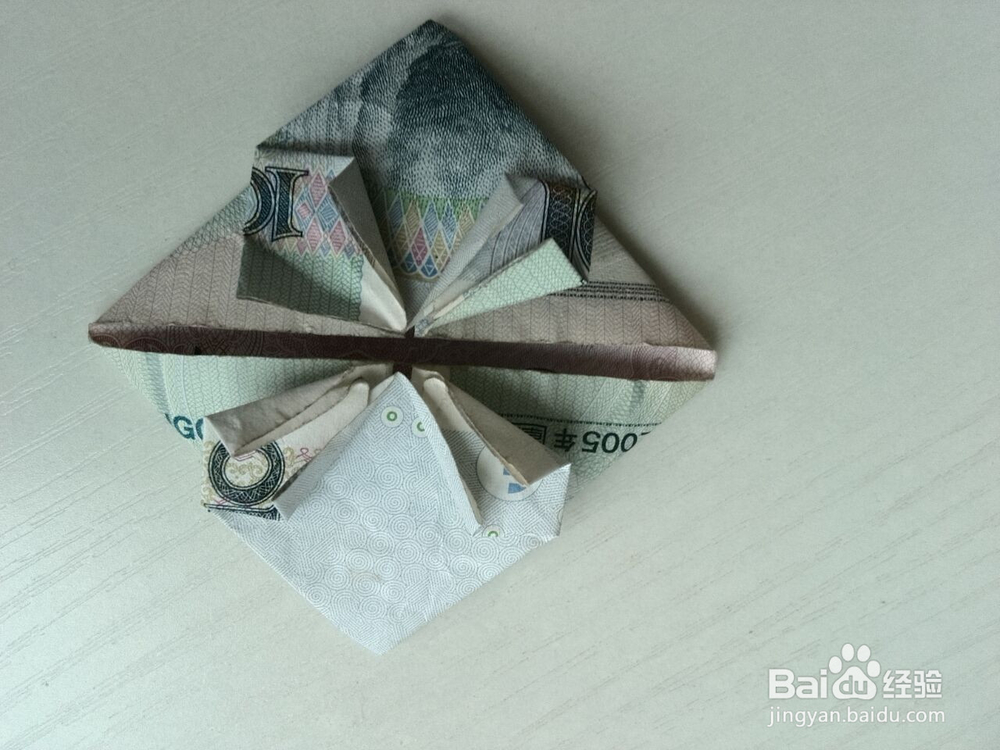 如何用纸币折出心形来