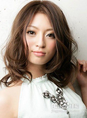 让你冬日动感迷人的几款时尚卷发