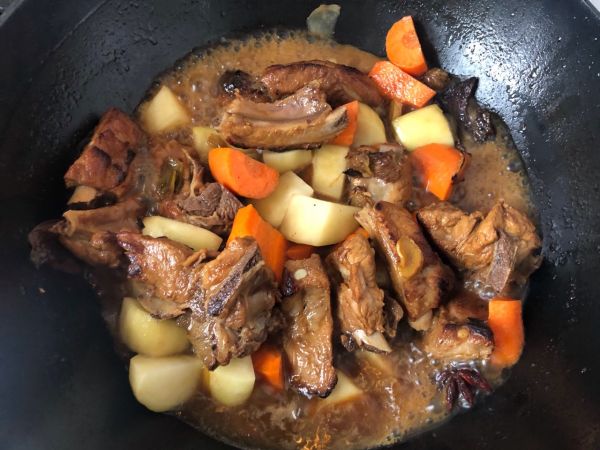 红烧土豆胡萝卜炖排骨