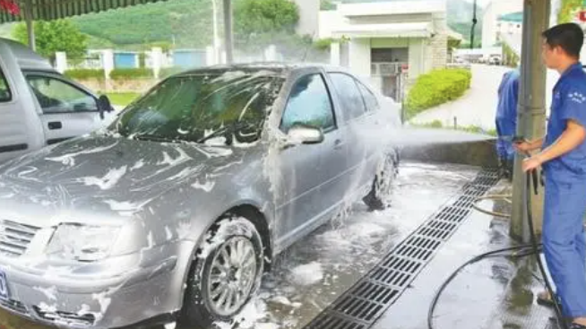 请问在洗车店里面洗车，为什么上来就喷那个泡沫，那个泡沫到底是什么，为什么喷上去过一会水冲一下车就干