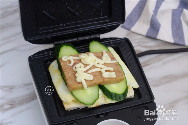 午餐怎么做肉鸡蛋黄瓜三明治