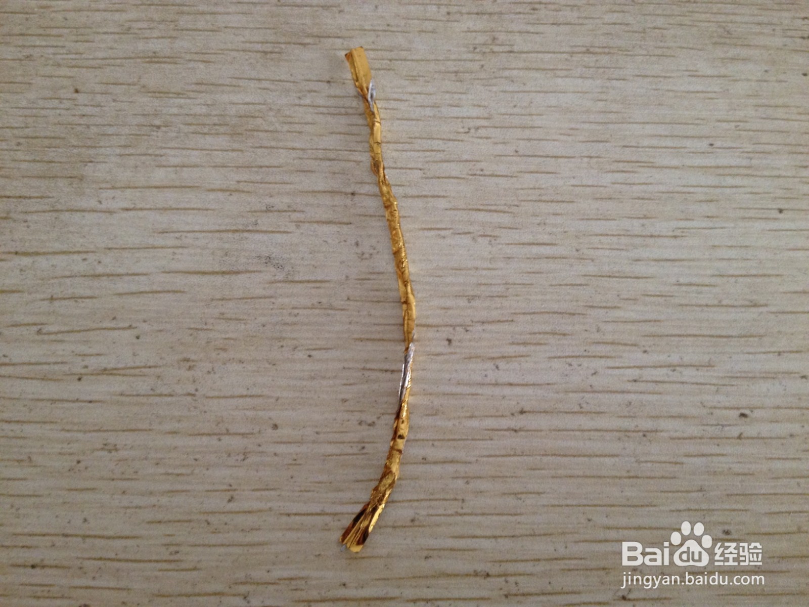 如何用一个面包袋绑绳做简单的钢笔的支架