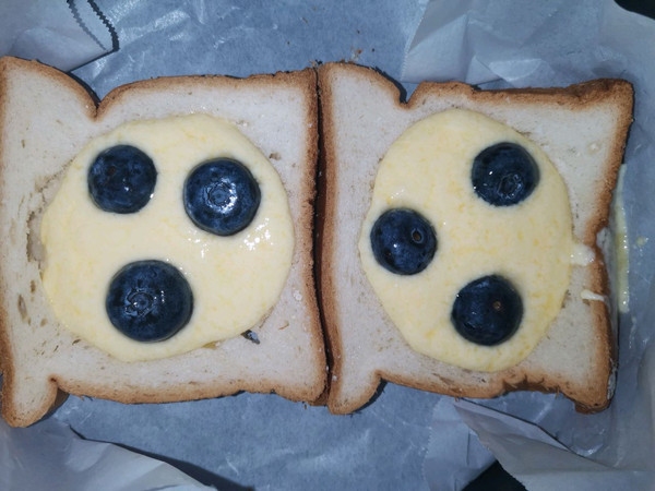 爆浆蓝莓乳酪吐司