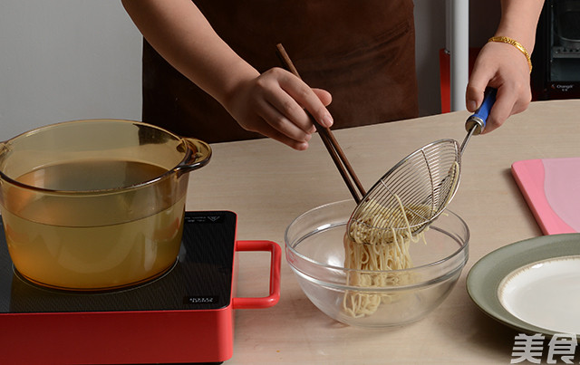 辣肉酱拌面的做法