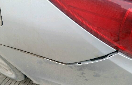 前保险杠小圆圈掉了怎么粘回去