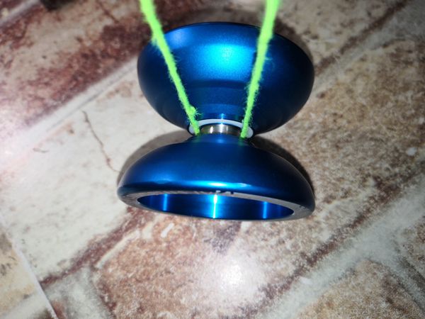 中间有个轴承的悠悠球怎样绑线呢