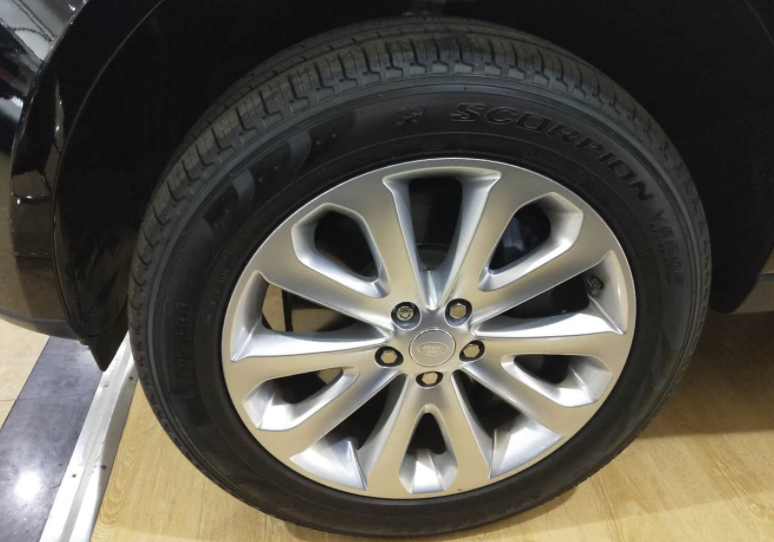 路虎揽胜看轮胎知道哪年的车吗