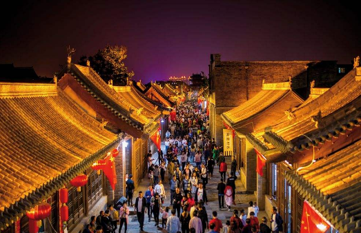 我和父亲去看庙会。扩句，至少扩两处