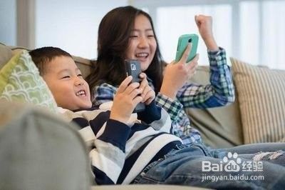 孩子总是玩手机怎么办？家长应该如何解决？