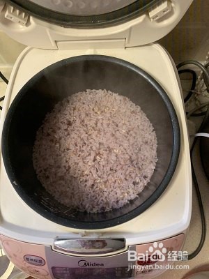 三文鱼炒紫米饭的做法