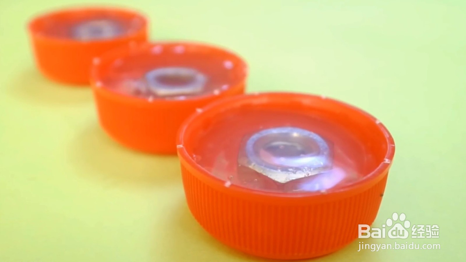 可乐盖还能用来做三角风车，小朋友一定喜欢