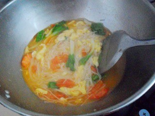 煮公面圣西红柿鸡蛋鲜虾面条