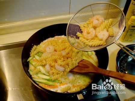 绿酱虾球螺丝面