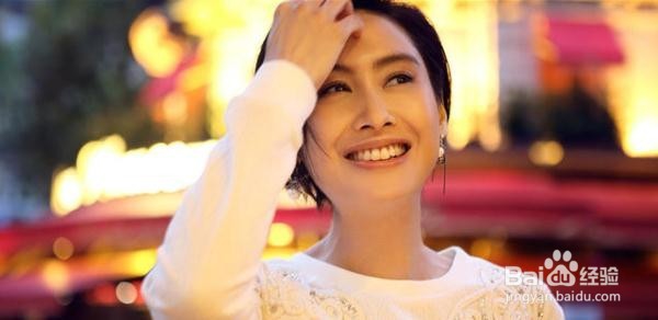 冻龄女神朱茵,自拍美似画中人!