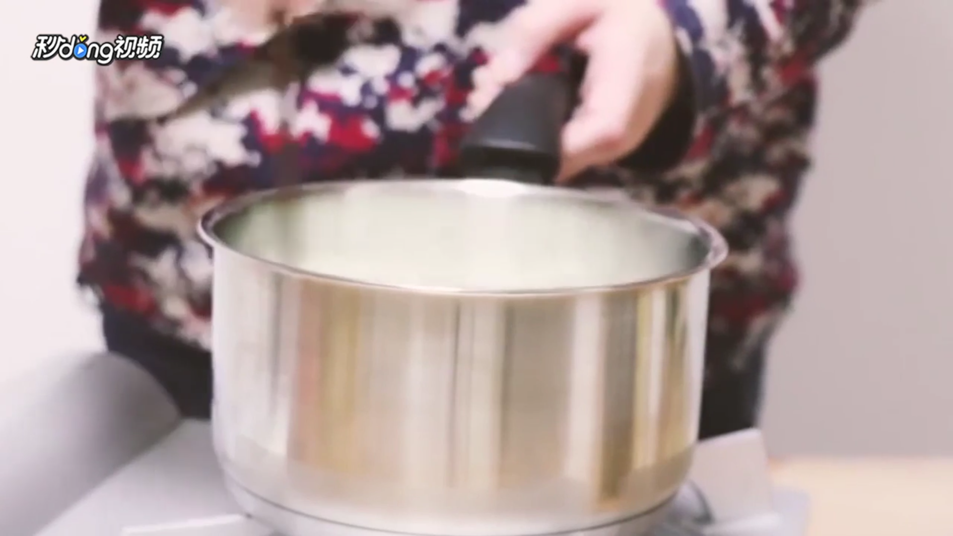 白衣服上的黑点怎样去除