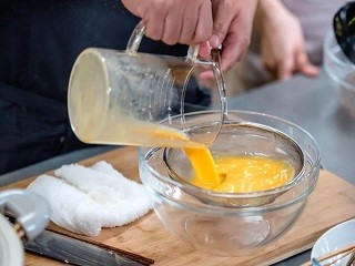 秋蟹琉璃蒸蛋怎么做？