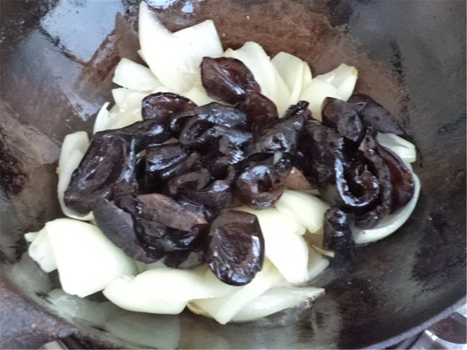 海参能和洋葱一起吃吗