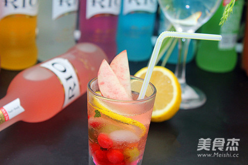 水果缤纷鸡尾酒