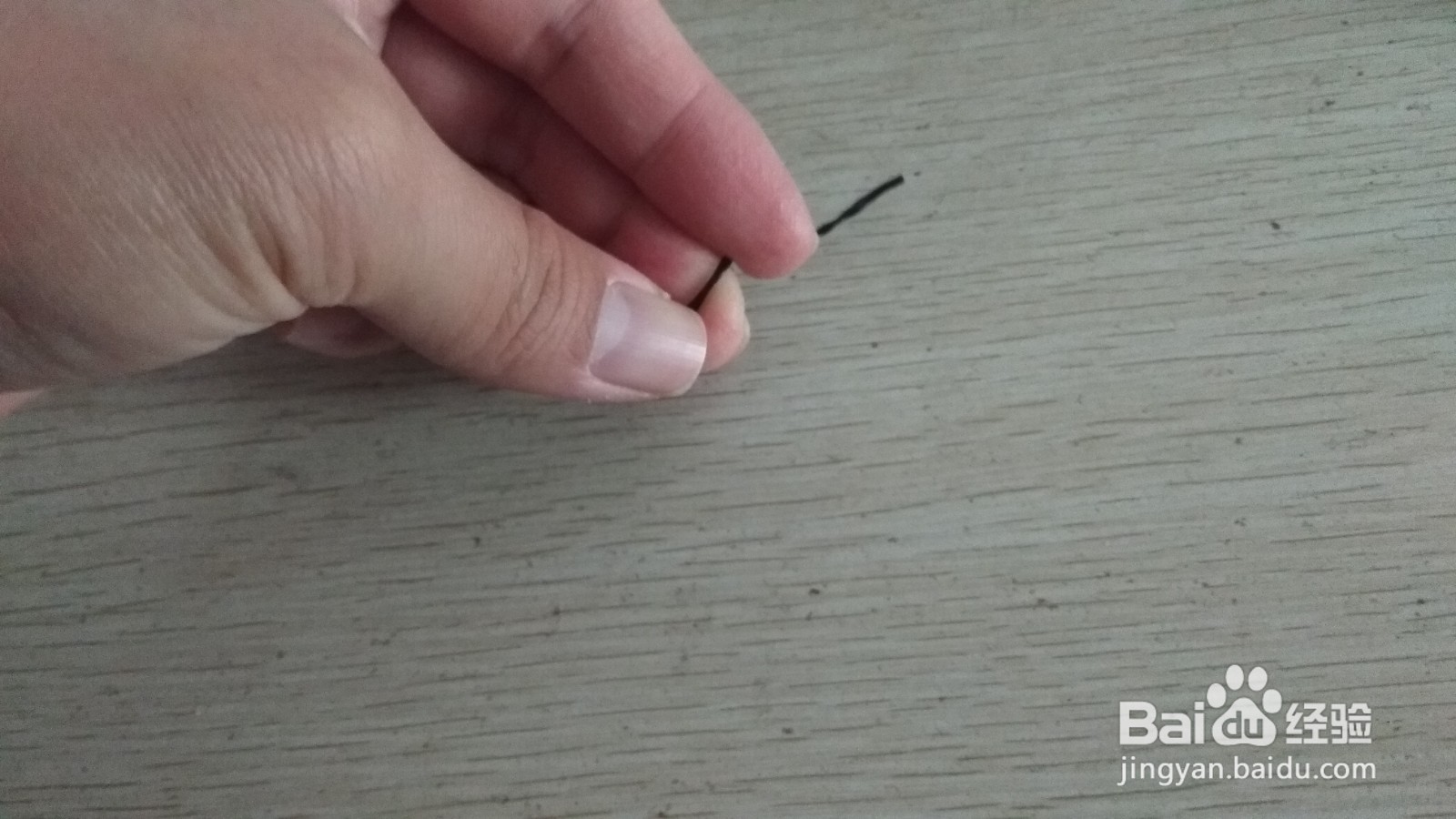 如何用一个软数据线绑绳做简易的中性笔支架