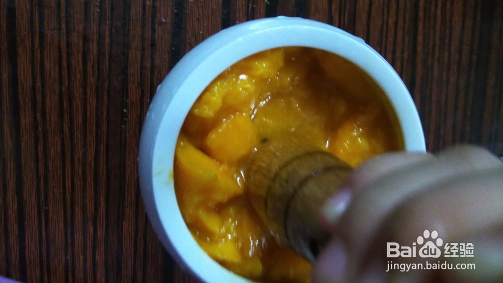 教孩子简单自制芒果冰淇淋