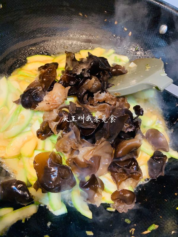 西葫芦肉片木耳饭