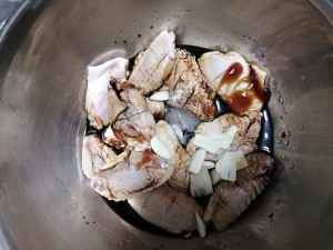 油蜜汁鸡翅的做法