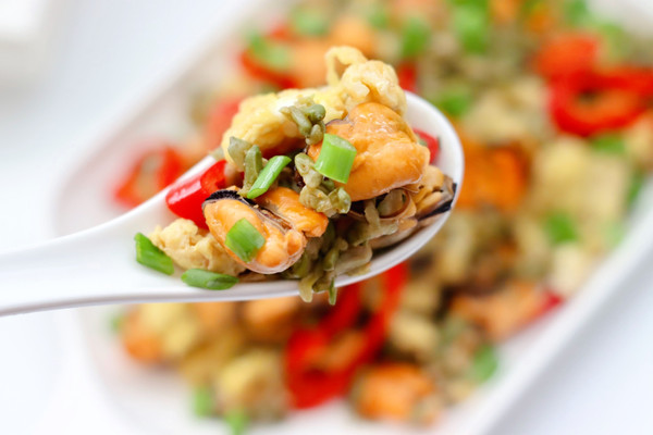 槐花鸡蛋海虹小炒